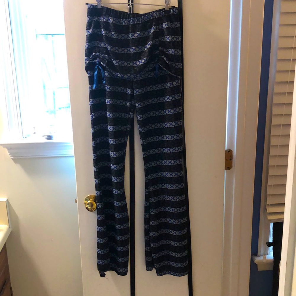 Flare leggings with side slit on each leg